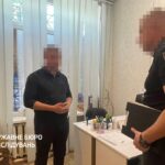 Працівнику ТЦК за незаконне списання з військового обліку 17 чоловіків загрожує 8 років тюрми