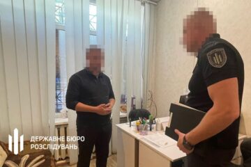 Працівнику ТЦК за незаконне списання з військового обліку 17 чоловіків загрожує 8 років тюрми