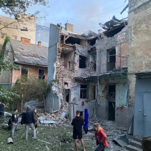 Наслідки нічної атаки на Львів: пошкоджено будинки, дитсадок і десятки авто