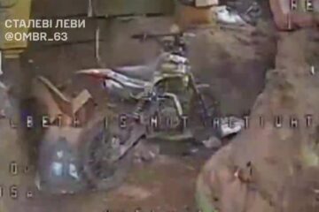 Доленосна зустріч — окупанти сховали в окопі мотоцикл, але туди завітав наш дрон