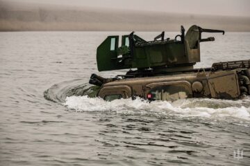 Річка по коліно — морпіхи провели навчання з форсування важкою технікою водної перешкоди