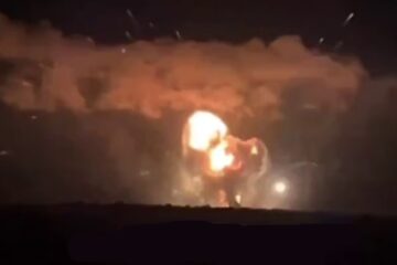 «Обожнюю це» — у соцмережах показали грандіозний вибух ворожого складу з боєприпасами у Харцизьку
