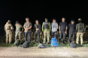 Чотири доби ховались у лісі, щоб втекти до Молдови: прикордонники затримали групу порушників