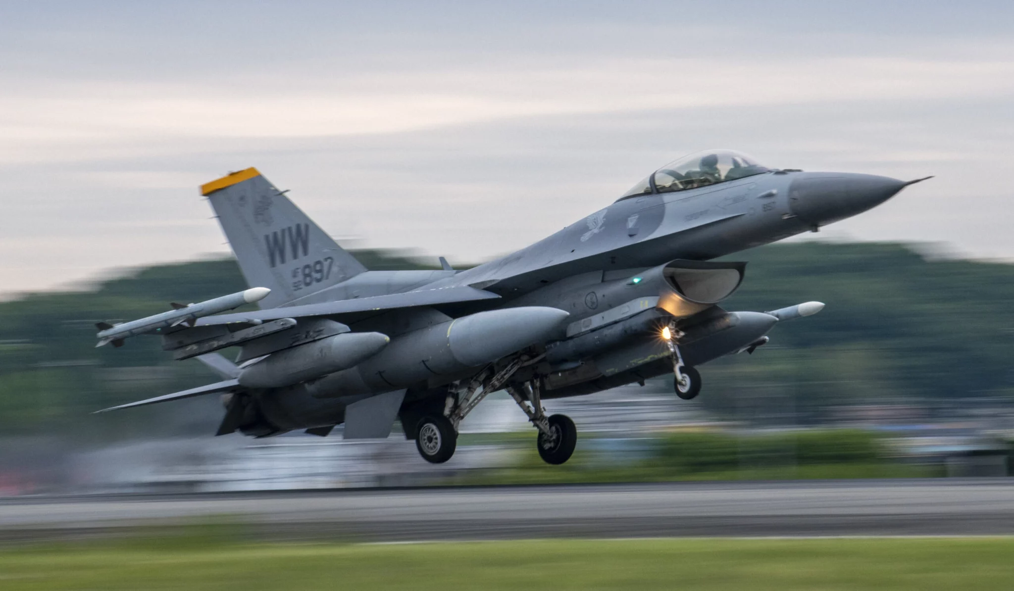 Винищувач F-16 Fighting Falcon приземляється на авіабазі Йокота в Японії / фото: ВПС США, Ясуо Осакабе