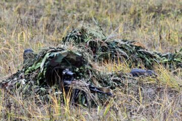 Без парасольок, проте у листі: Сили оборони про маскувальні трюки ворога