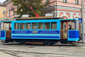 Ось який відреставрований ретро-трамвай «1892» з дерев’яним салоном запустили на Подолі