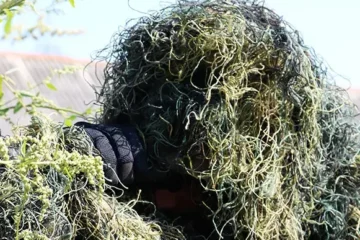 «Ця пляма ще й рухається»: росіяни накупили маскувальних комбінезонів, але так і не навчилися користуватися