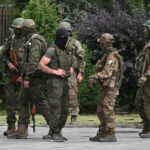 У ЗСУ розповіли про нове тактичне рішення росіян — бігати в «плащ-пальто»