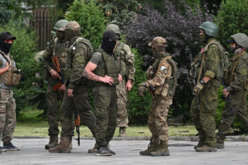 У ЗСУ розповіли про нове тактичне рішення росіян — бігати в «плащ-пальто»