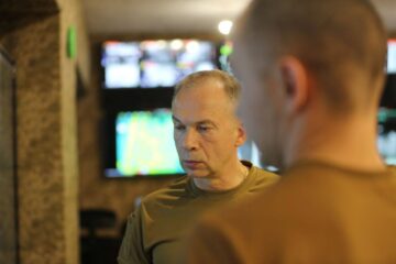 Фортифікації, антидронові тунелі й боротьба з ДРГ: Головнокомандувач ЗСУ на Донеччині