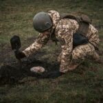 Вдень розчищає шлях своїм, уночі мінує для ворога: подвійне життя сапера на «нулі»