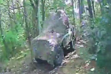 Не рятує ні РЕБ, ні сітки — оптоволоконні дрони «Гарту» знайшли замасковані цілі росіян під Вовчанськом