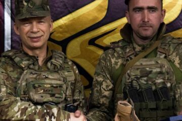 Десантник, який збив близько сотні дронів, отримав «Золотий хрест» від Головнокомандувача