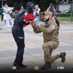 «Під стягом присягав Україні, тепер — присягаю в коханні»: нацгвардієць освідчився коханій на День Прапора