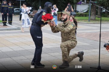 «Під стягом присягав Україні, тепер — присягаю в коханні»: нацгвардієць освідчився коханій на День Прапора