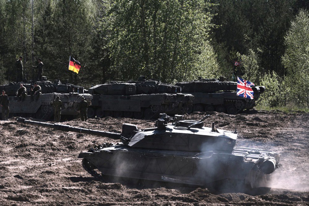 Німецькі військові на бойовому танку Leopard2A7 і британські військовослужбовці на Challenger 2 під час танкових змаганнях Canadian Army Trophy на військовій базі Адажі, Латвія, 3 травня 2024 року.
