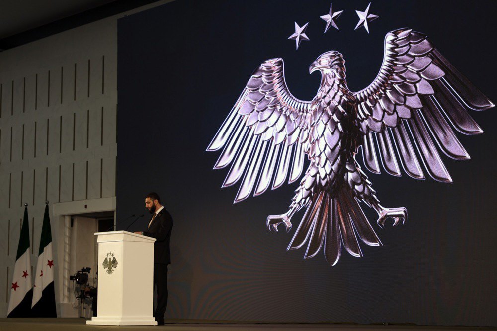 Тимчасовий президент Сирії Ахмед аш-Шараа виголошує промову під час відкриття Нової візуальної ідентичності Сирійської Арабської Республіки у президентському палаці в Дамаску, 3 липня 2025 р