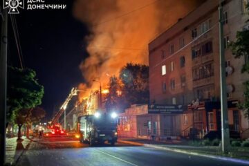 Росіяни завдали ударів по Краматорську на Донеччині, виникли масштабні пожежі