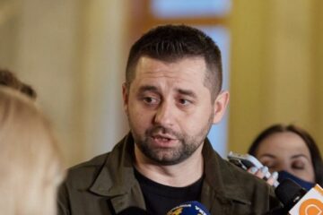 Арахамія: на час розслідування членство Кузнєцова у фракції “Слуга народу” призупинили