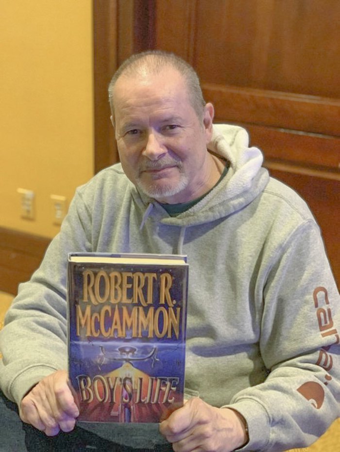 Роберт Маккаммон зі своєю книгою «Життя хлопчика»