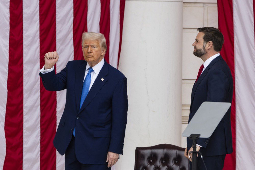 Президент США Дональд Трамп і віцепрезидент Джей Ді Венс під час Національного дня пам'яті США, 26 травня 2025 року.