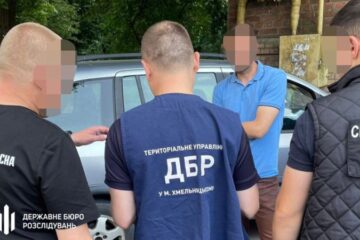 На Хмельниччині затримали правоохоронця,  який замість повернення боргу пропонував позичальнику оформити інвалідність