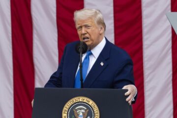 Трамп пообіцяв “суттєво” підвищити мита для Індії через російську нафту