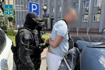 У Києві повідомили про підозру чоловікові, який за $15000 обіцяв допомогти виїхати за кордон