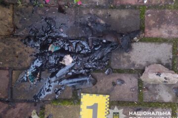 На Київщині затримали підозрюваних у спробі спалити будинок ветерана