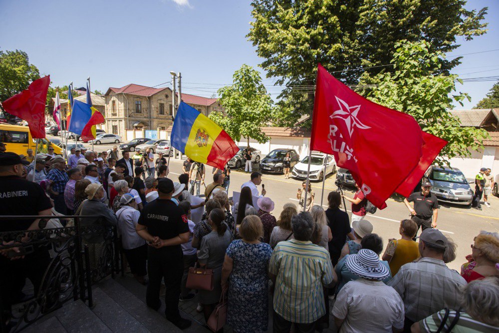 Прихильники Соціалістичної партії Молдови беруть участь у протесті перед Конституційним судом у Кишиневі, 26 червня 2025 року.