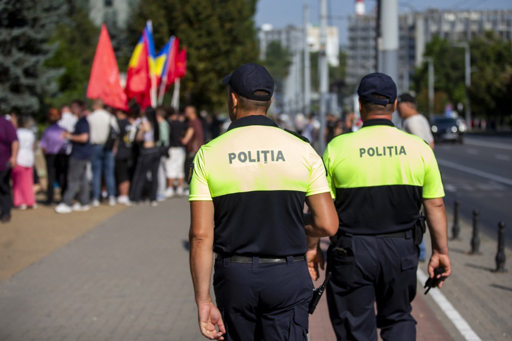 Поліцейські слідкують за порядком під час акції прихильників політичної партії «Шор» під час протесту перед будівлею суду Кишинева, 4 серпня 2025 року.