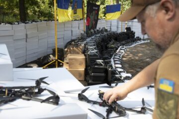 Громада Києва передала бійцям 5 штурмової бригади велику партію дронів