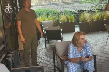Суд відправив під варту співробітницю Одеської митниці у справі про отримання хабаря