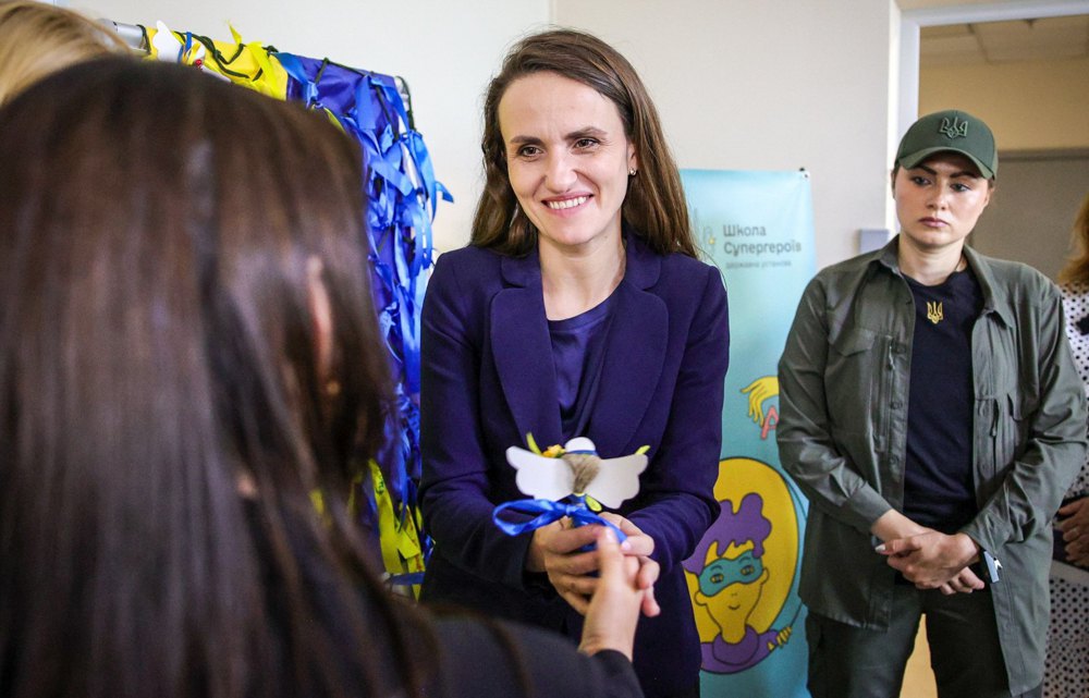 Міністерка закордонних справ Румунії Оана-Сільвія Цою під час візиту до Школи супергероїв при Національному інституті раку, Київ, 7 серпня 2025 року. Х / Toiu Oana