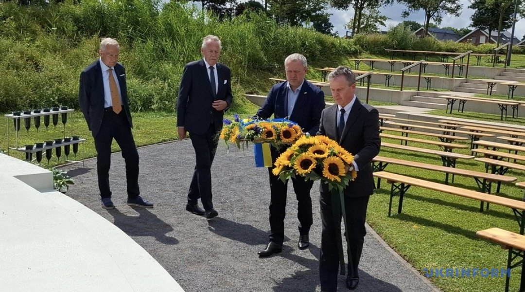 У Нідерландах посол України Андрій Костін і посол Австралії Грег Френч разом з родичами жертв трагедії <i>МН17</i> вшанували пам'ять загиблих, 16 липня 2025 р.