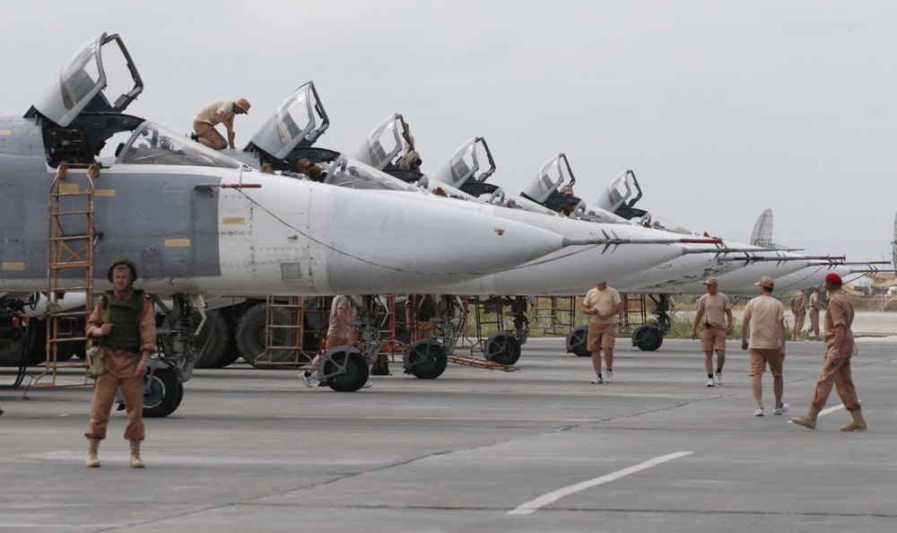 Су-24 на авіабазі Хмеймим у провінції Латакія, Сирія, 4 травня 2016 року
