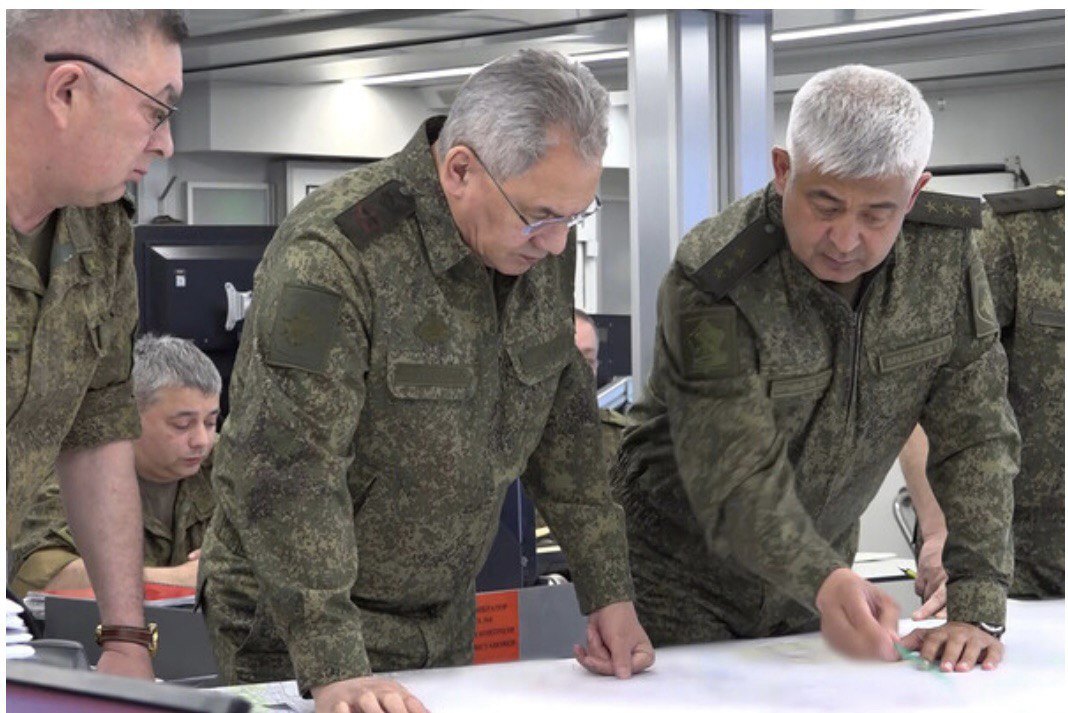 Генерал-лейтенант Євген Нікіфоров (праворуч) і Міністр оборони РФ Сергій Шойгу (в центрі)
