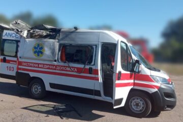 На Херсонщині росіяни поцілили по автомобілю “швидкої”