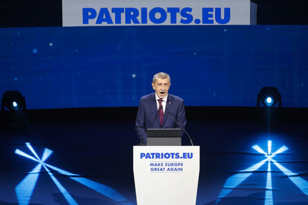 Колишній прем'єр-міністр Чеської Республіки та лідер ультраправої партії ANO Андрей Бабіш виступає під час саміту ультраправих партій ЄС у Мадриді, Іспанія, 8 лютого 2025 року.