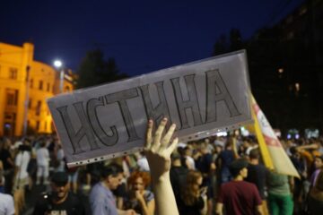 У трьох найбільших містах Сербії відбулися сутички прихильників Вучича і його опонентів