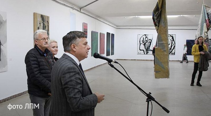Урочисте відкриття виставки «100 років самотності» за участі генерального директора Львівського палацу мистецтв Юрія Візняка (на передньому плані)
