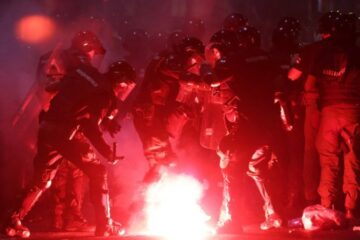 На півночі Сербії протестувальники розгромили офіси правлячої партії