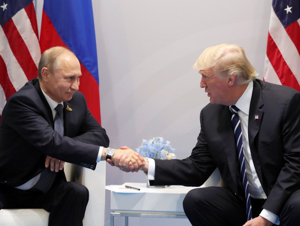 Путін і Трамп потискають один одному руки під час зустрічі на полях саміту G20 у Гамбурзі, 7 липня 2017 року.