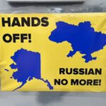 У штаті Аляска, куди нині приїде Путін, люди зібралися на проукраїнський мітинг