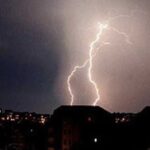 На вихідні в Україні, крім півдня та південного сходу, прогнозують короткочасні дощі з грозами