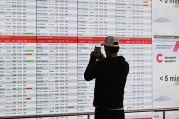 Через страйк бортпровідників компанія “Air Canada” зупинила сотні рейсів