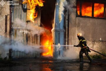 На Одещині гасили масштабну пожежу на складі вторсировини