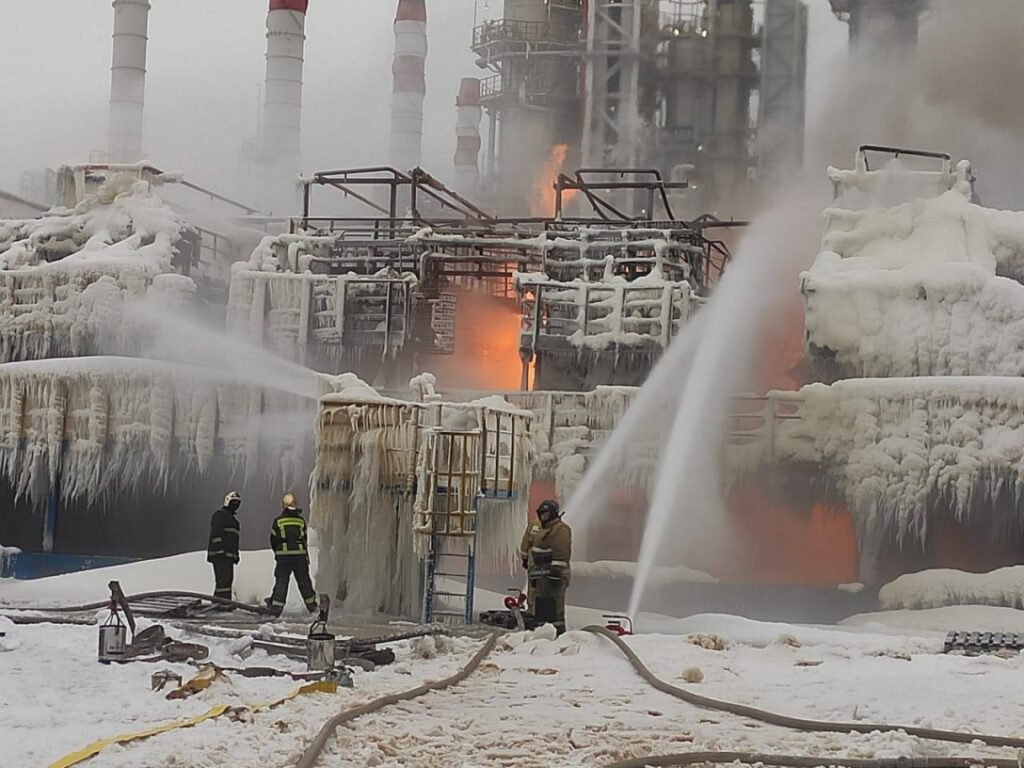 Наслідки атаки українських безпілотників по російському нафтовому порту Усть-Луга.