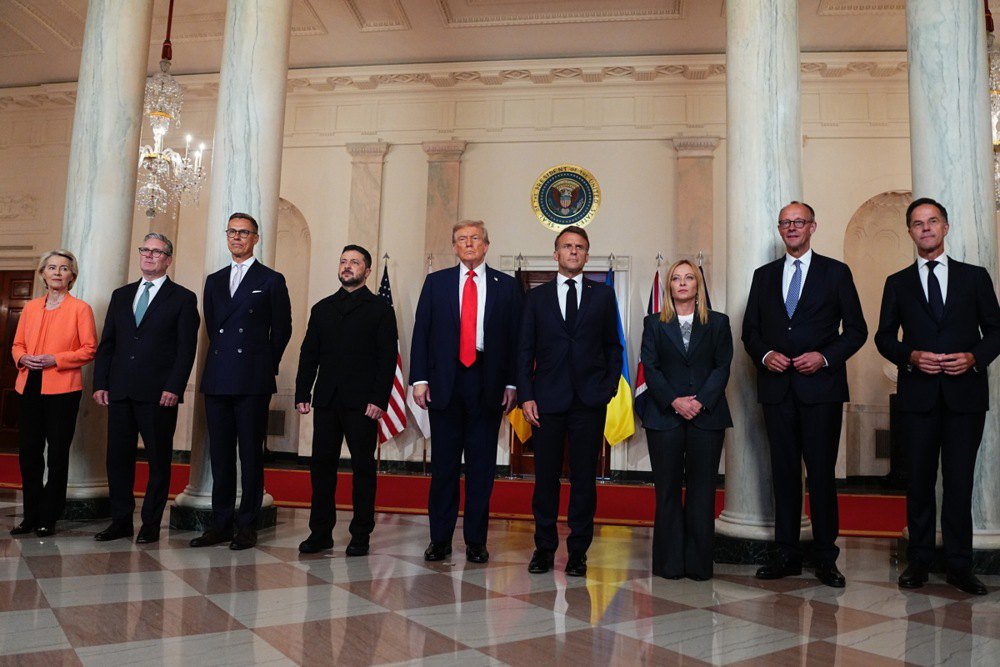 Багатостороння зустріч президента США Дональда Трампа, президента Володимира Зеленського, генсека НАТО Марка Рютте, голови уряду Великобританії Кіра Стармера, французького президента Еммануеля Макрона, прем'єр-міністерки Італії Джорджи Мелоні, канцлера Німеччини Фрідріха Мерца, президента Фінляндії Александра Стубба і президентки Єврокомісії Урсули фон дер Ляєн