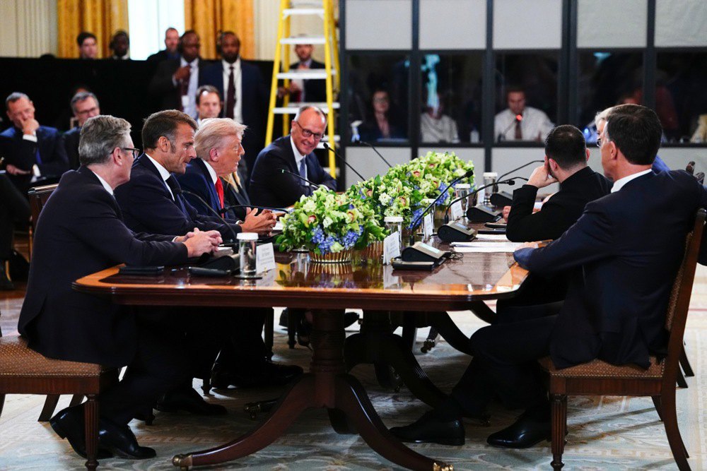 <b>Зустріч президента США Дональда Трампа, президента Володимира Зеленського, генсека НАТО Марка Рютте, голови уряду Великобританії Кіра Стармера, французького президента Еммануеля Макрона, прем'єр-міністерки Італії Джорджи Мелоні, канцлера Німеччини Фрідріха Мерца, президента Фінляндії Александра Стубба і президентки Єврокомісії Урсули фон дер Ляєн у Вашингтоні.</b>